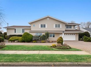 152 Harbor Ln, Massapequa Park, NY 11762