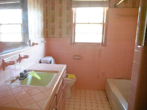 5th image of 244 Debbie Ave