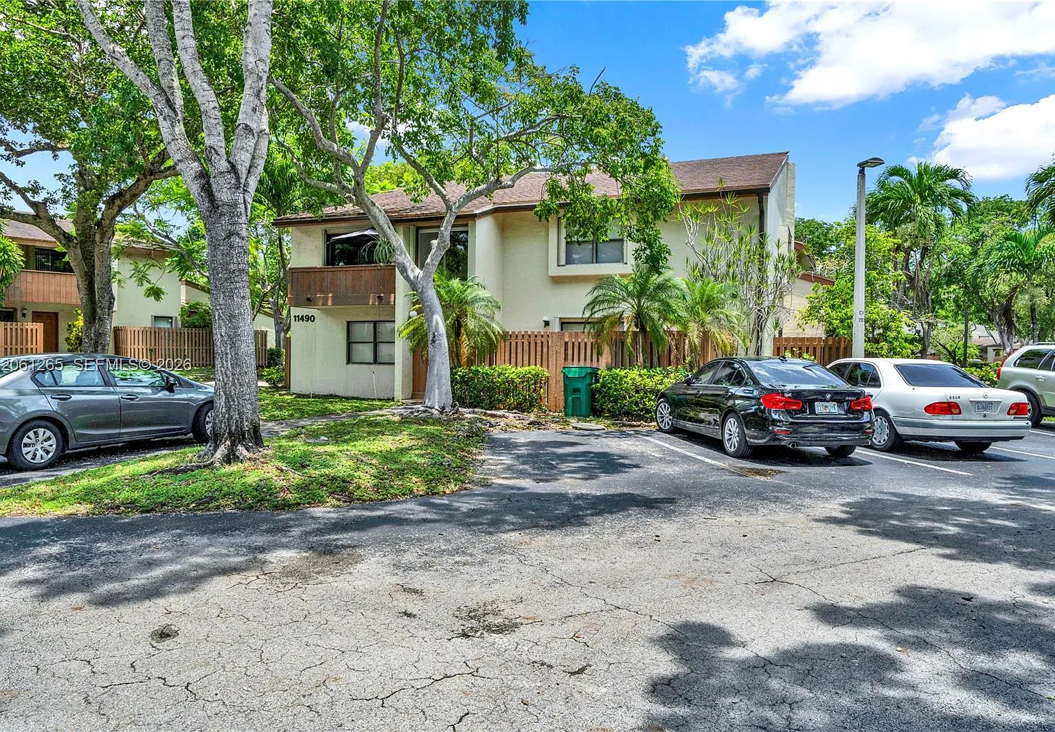 Greenglades Condo No 10 — Photo 2