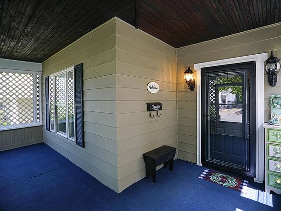 4th image of 1118 Gaston Ave