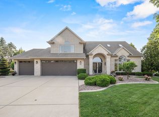 2920 Circle Oaks Ln, Green Bay, WI 54313