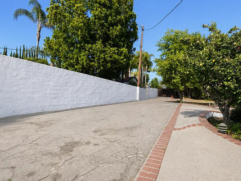 4711 Tyrone Ave — Photo 54