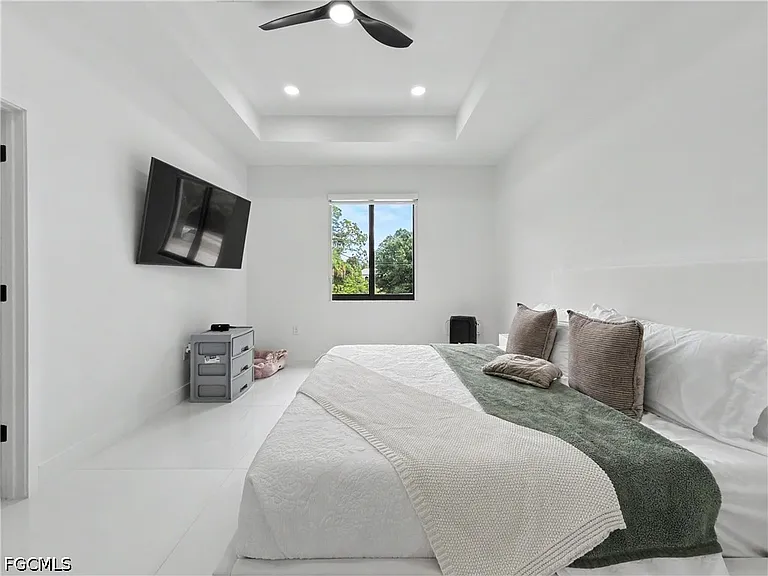 402 Thompson Ave — Photo 16