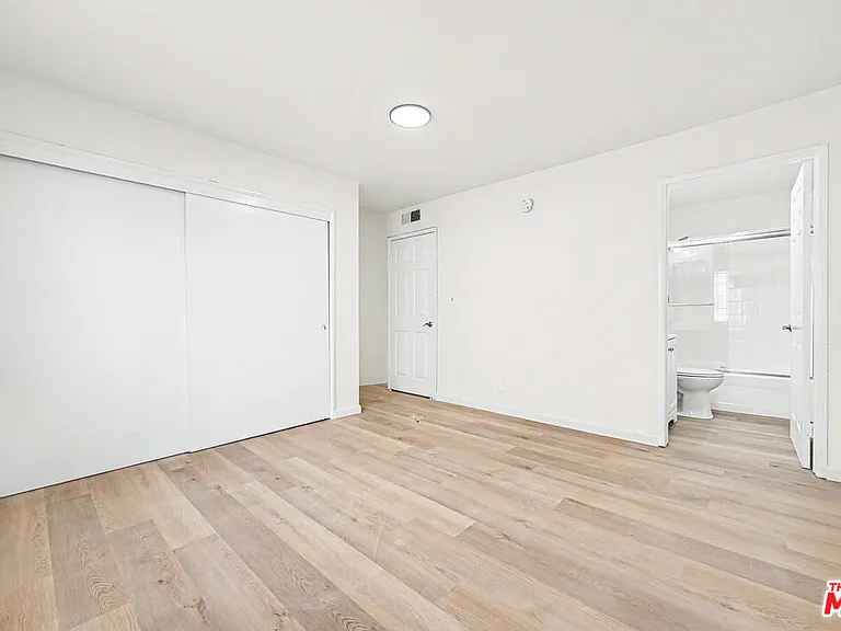 1820 S Barrington Ave #202 — Photo 13
