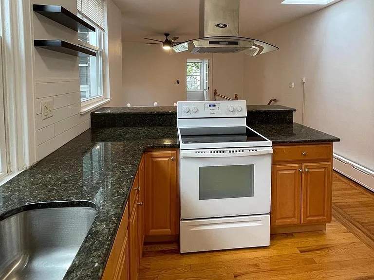 641 Bainbridge St #B — Photo 9