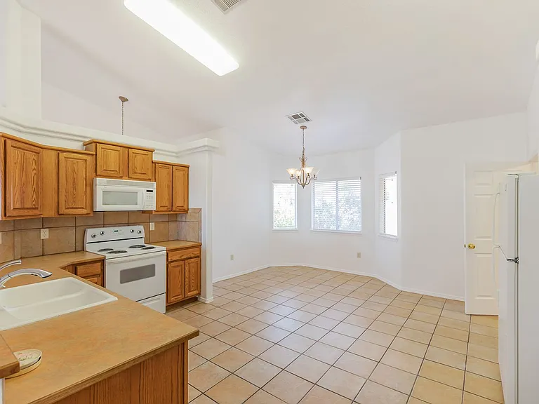 2400 Saguaro Loop — Photo 4