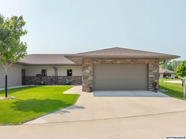 537 River Bend Ct, Mason City, IA 50401