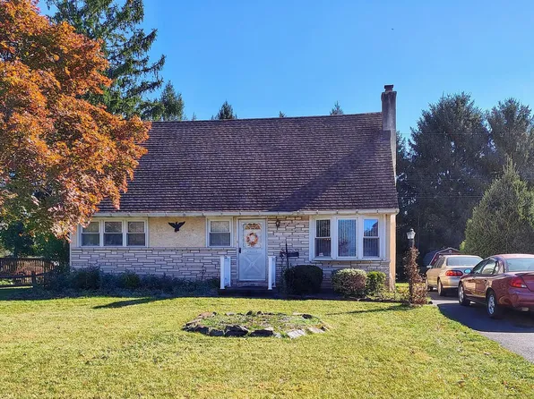 203 Maplewood Dr, Douglassville, PA 19518
