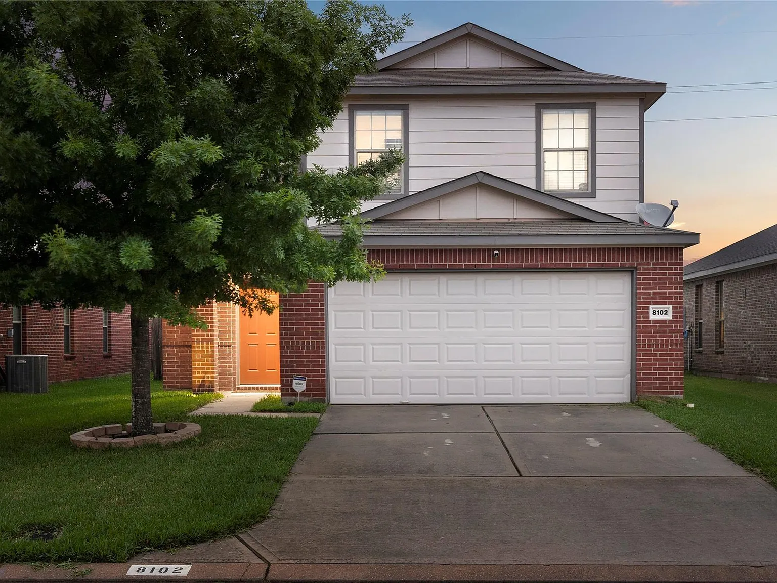 3 bed, 2.5 bath, 1920 sqft, $2,200 — Photo 2