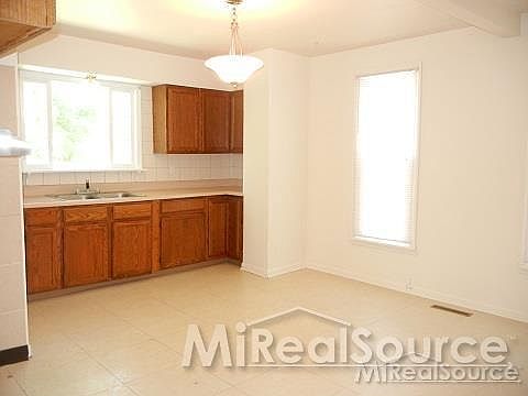 3rd image of 303 N Mackinaw St