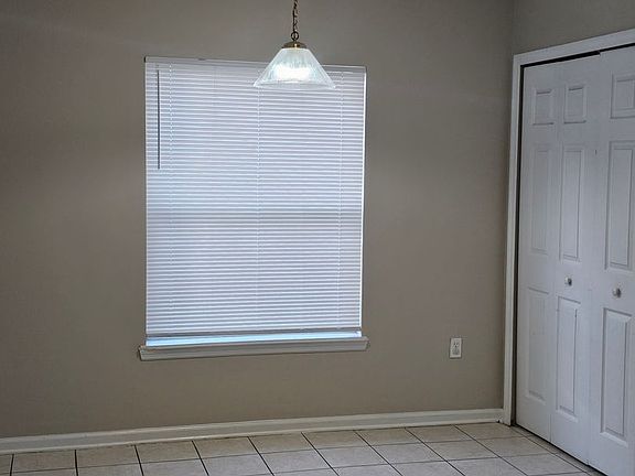 4th image of 1876 Creekview Dr