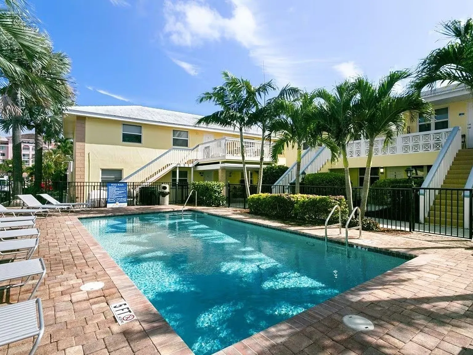 Seascape Apartments — Photo 3