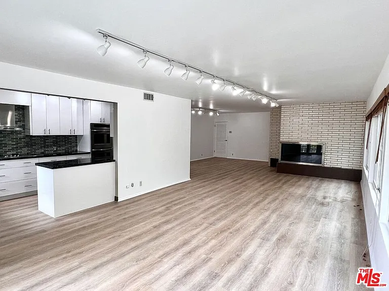 415 N Palm Dr #301 — Photo 5