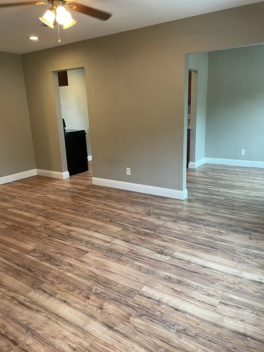 spacious open concept living room - 547 N School St #A