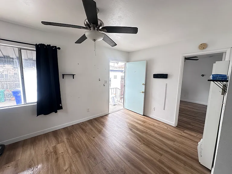 4528 52nd St — Photo 2