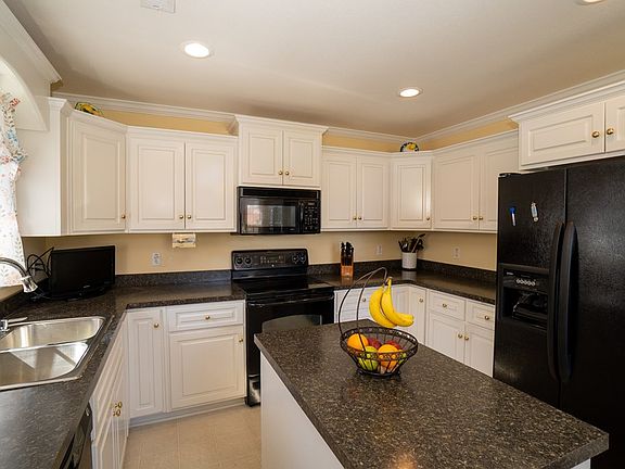 2nd image of 392 Orangepark Dr