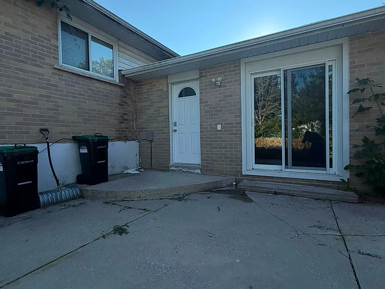 76 Bernick Dr #LOWER — Photo 4