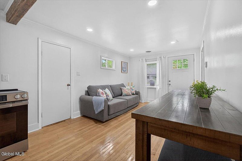 5th image of 14 Mountain View Avenue