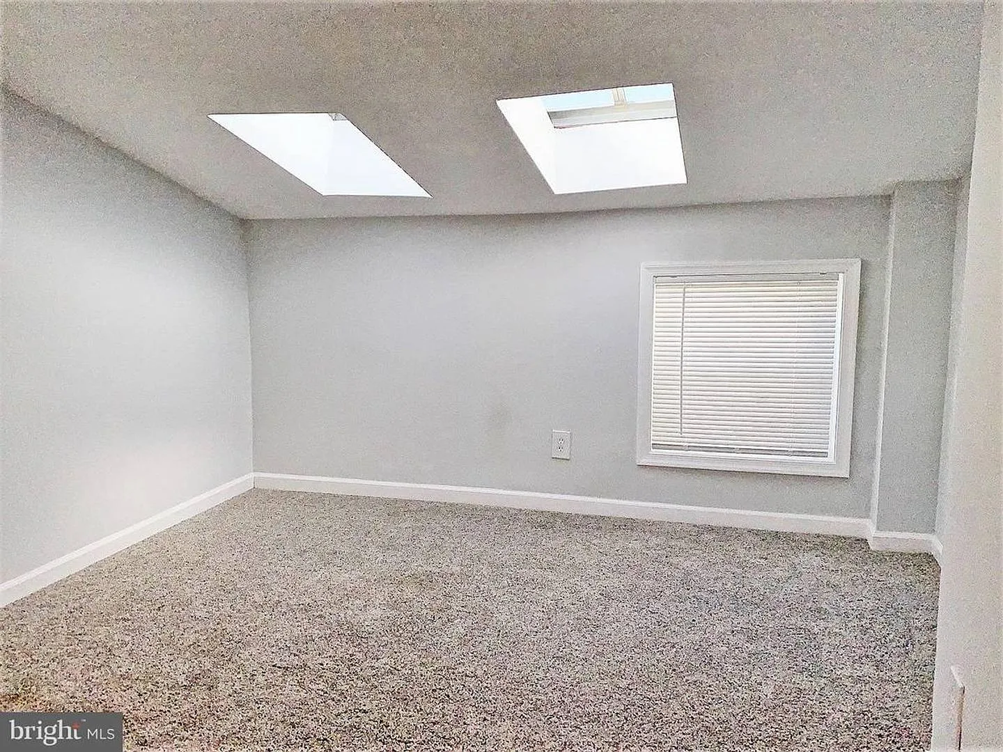 16 S Washington Street Available - $900 (Shared Bath) — Photo 4