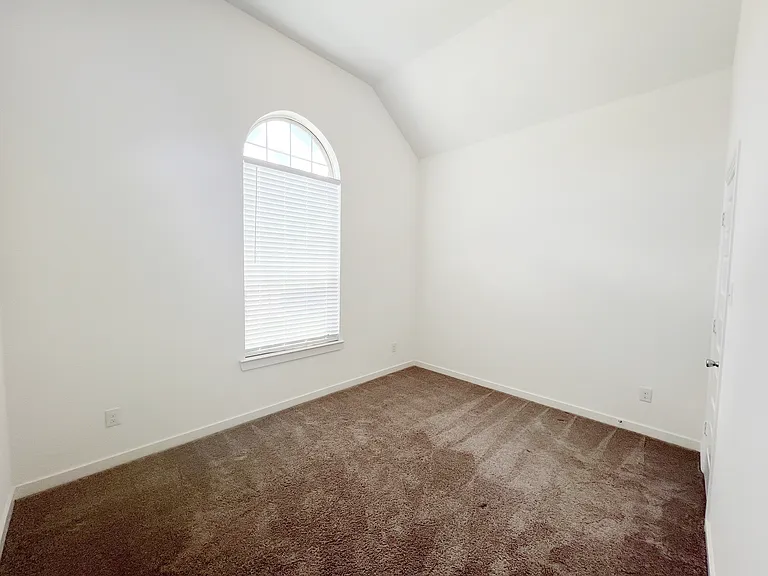 1120 Sheldon Dr — Photo 6
