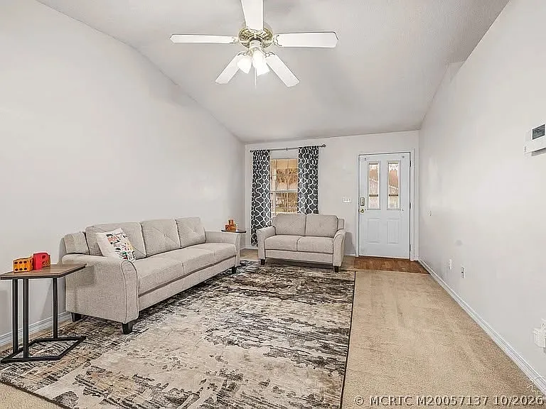 3 bed, 2.0 bath, 1233 sqft, $1,252 — Photo 3