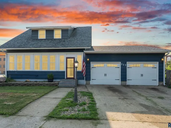 317 N Harth Ave, Madison, SD 57042
