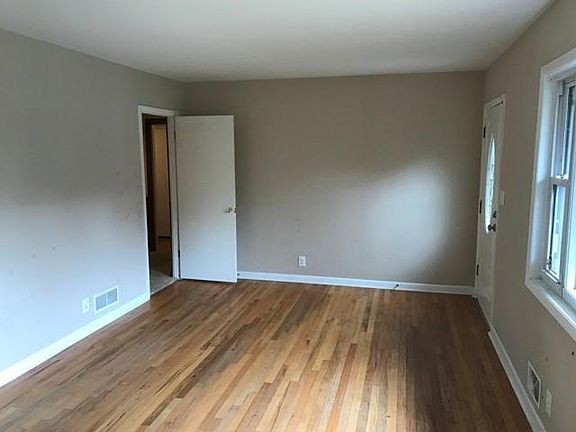 5th image of 2665 Dunmoreland Ter