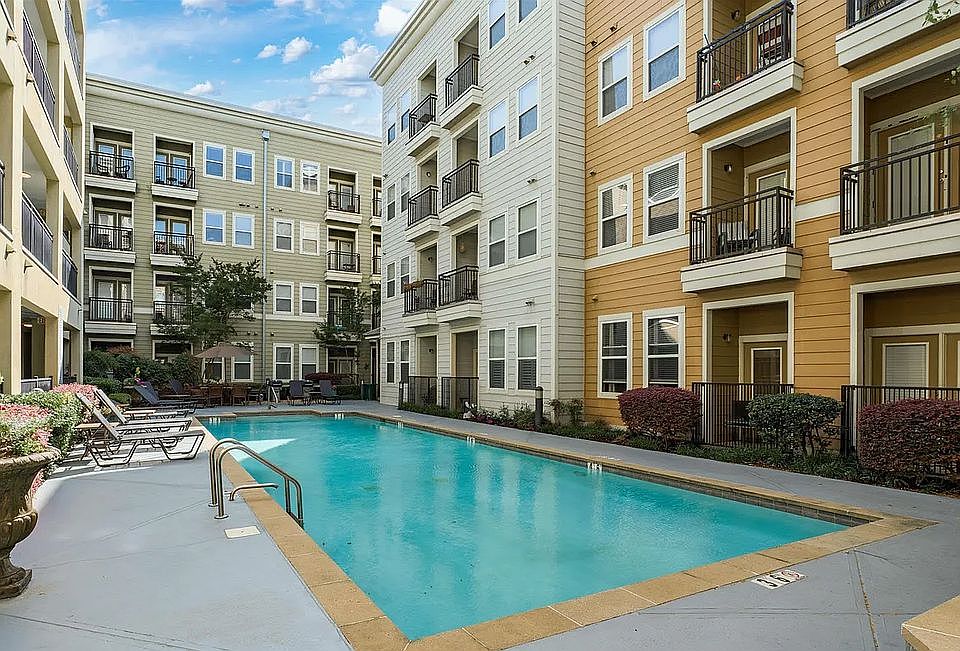 1st image of 401 20th St #207