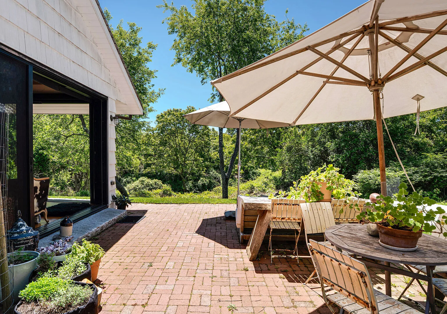 Chic Montauk Retreat with Designer Style Near Beaches — Photo 1