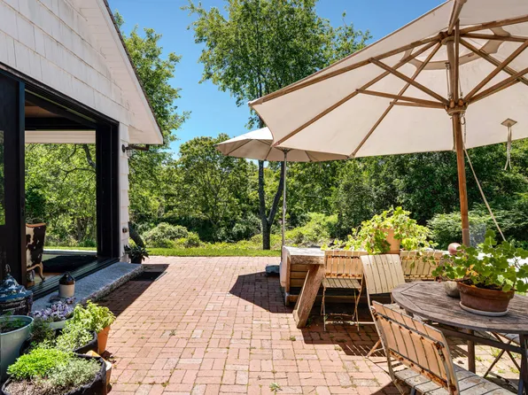 https://photos.zillowstatic.com/fp/b9e2ce6fe82de382c182f90d2452334b-p_e.webp
