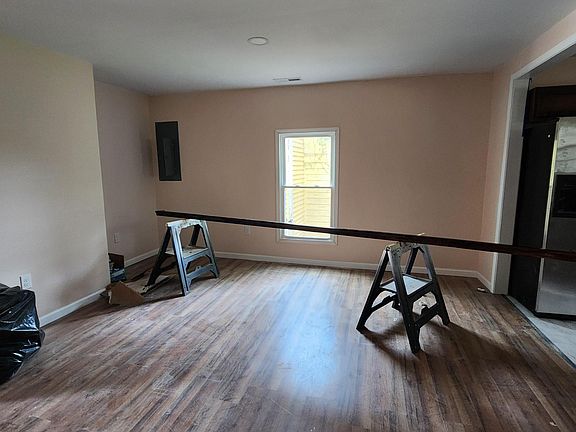 3rd image of 624 Armfield St