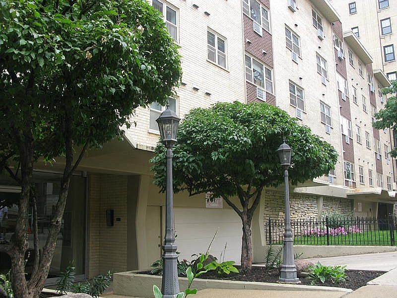 1st image of 420 W Aldine Ave #408