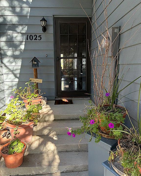 1st image of 1025 Surrey Ct