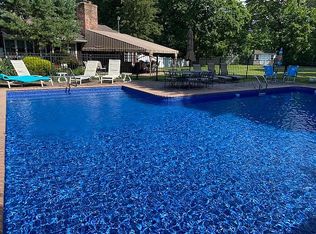 16 Teapot Ln, Smithtown, NY 11787