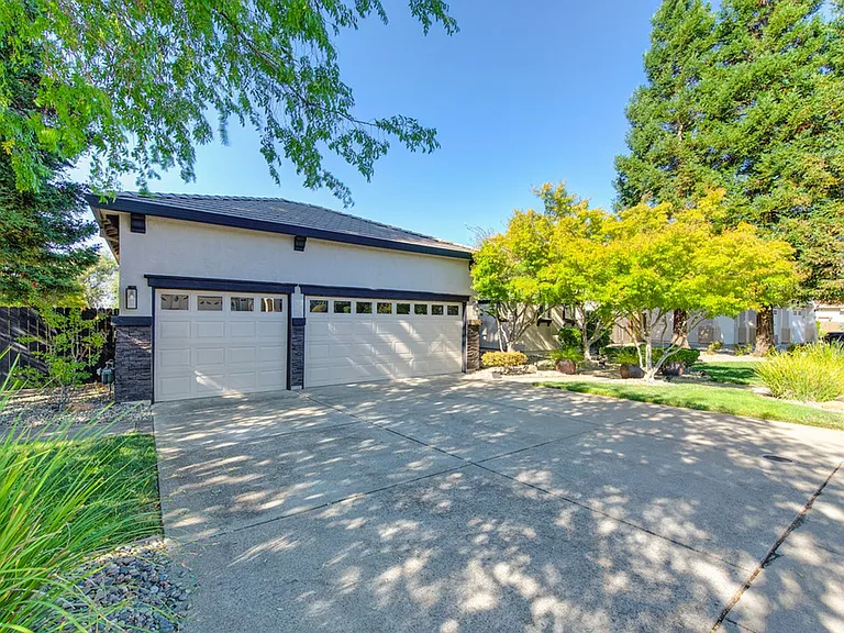 7029 Pembroke Way — Photo 3