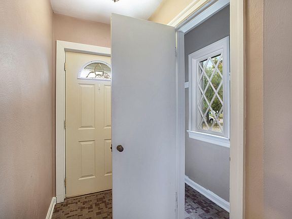 5th image of 48 W Meadowlawn Ave