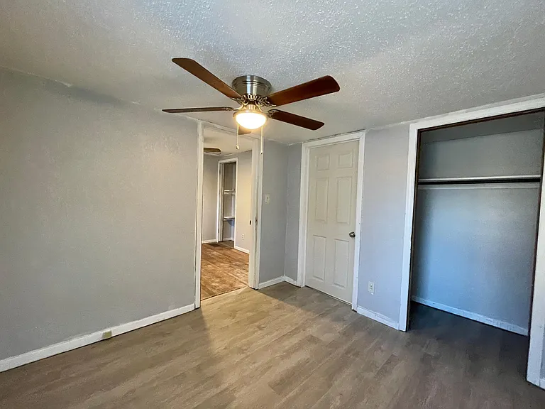 322 E Avenue D — Photo 22