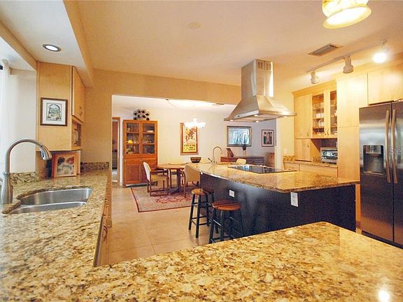 4th image of 2207 Greenhills Dr