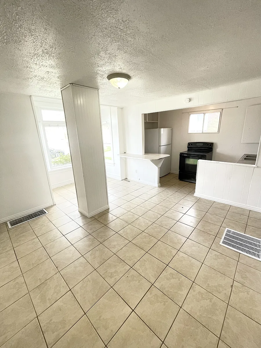 Building Photo - 613 28th St #1