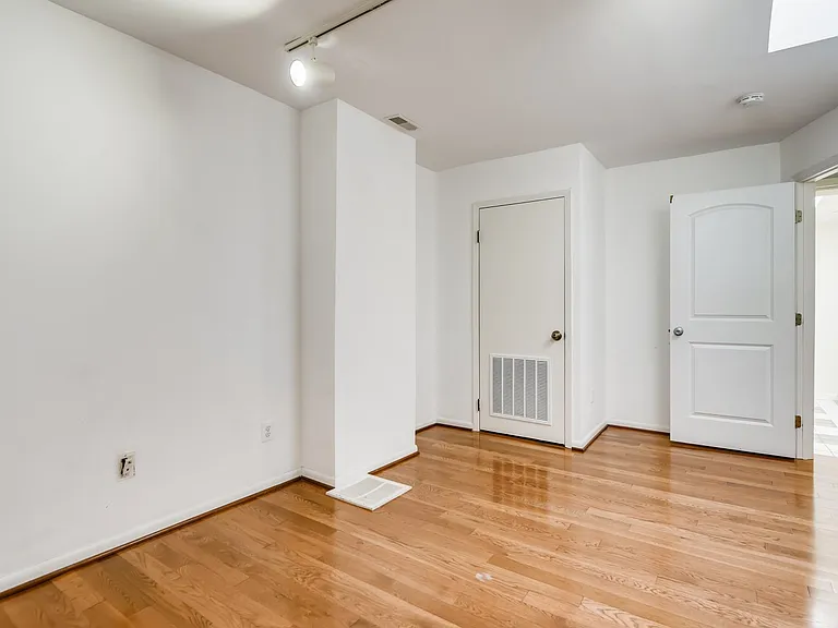 1127 S Hanover St — Photo 22