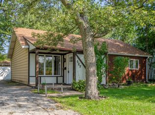 527 Elder Ln, Glenview, IL