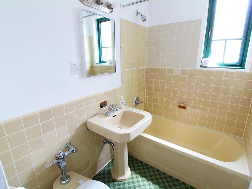 2nd image of 2121 Saint Raymond Ave APT 3D