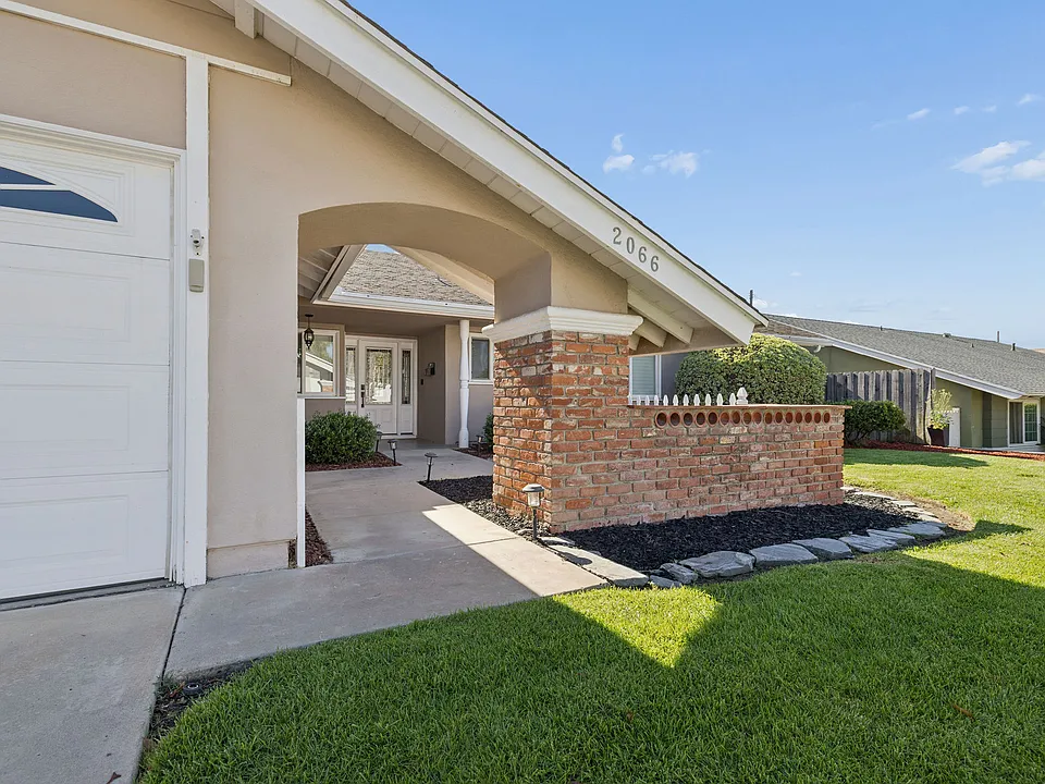 2066 Dwight Ave