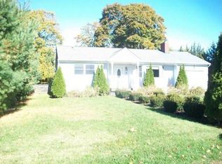 4 Linda Ln, Hampton Bays, NY 11946
