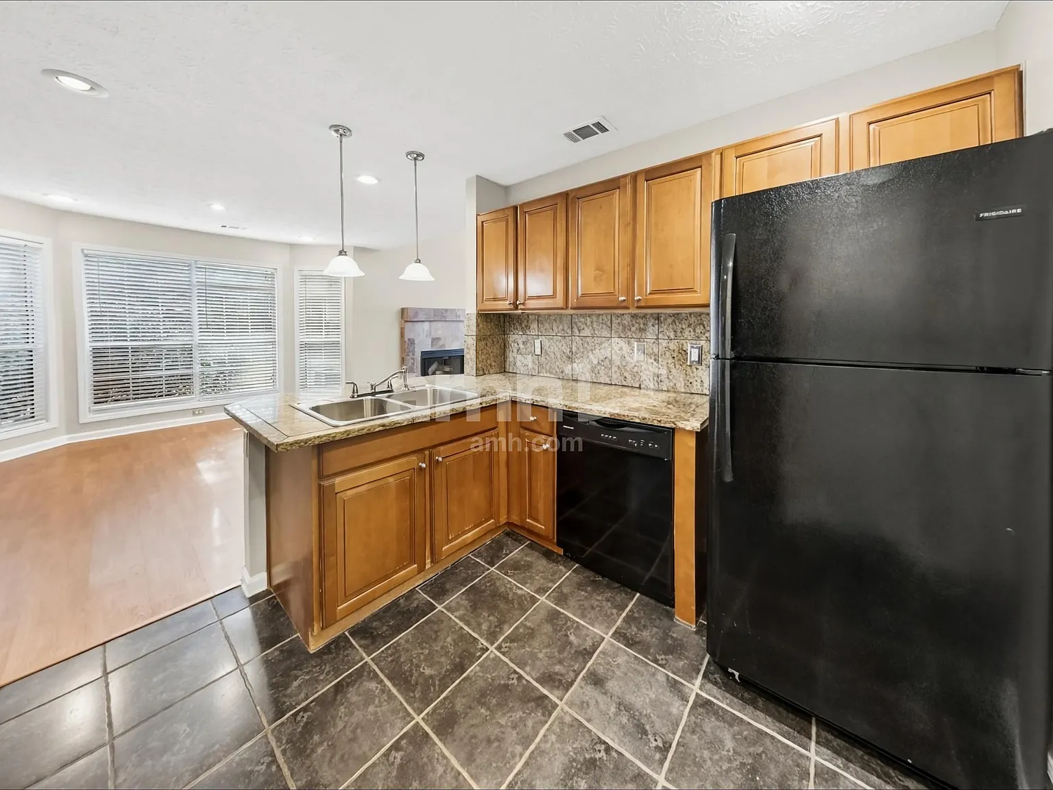 3 bed, 2.5 bath, 1460 sqft, $2,555 — Photo 3