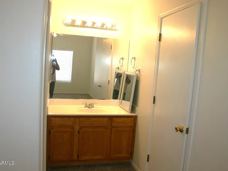 516 E Vogel Ave — Photo 7