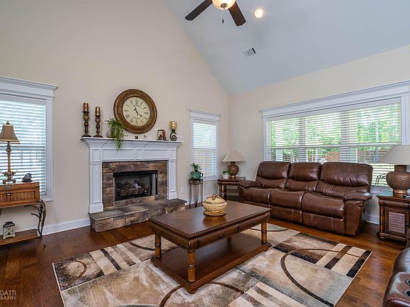 3rd image of 131 Oakwood Dr