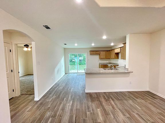 5th image of 807 N Van Buren St