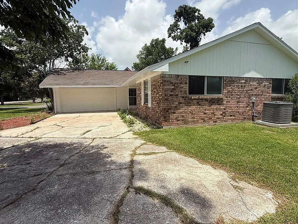 626 Shore Acres Blvd