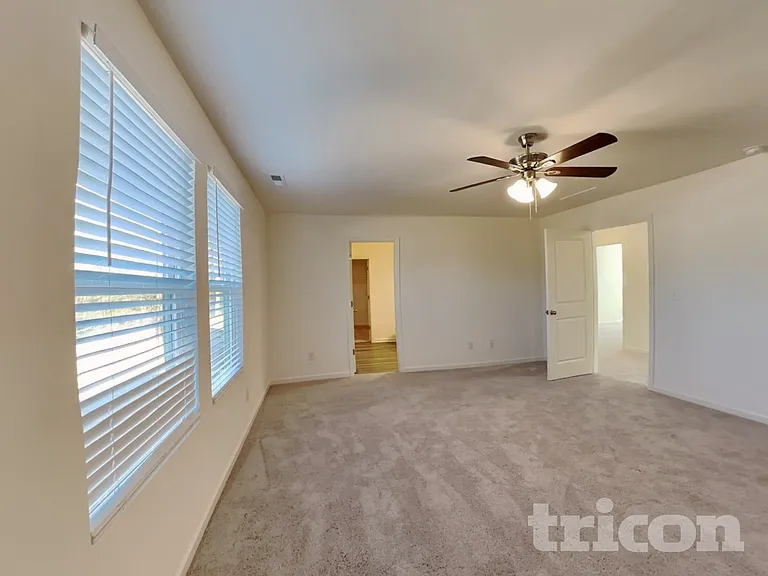 130 Lynnridge Dr — Photo 8